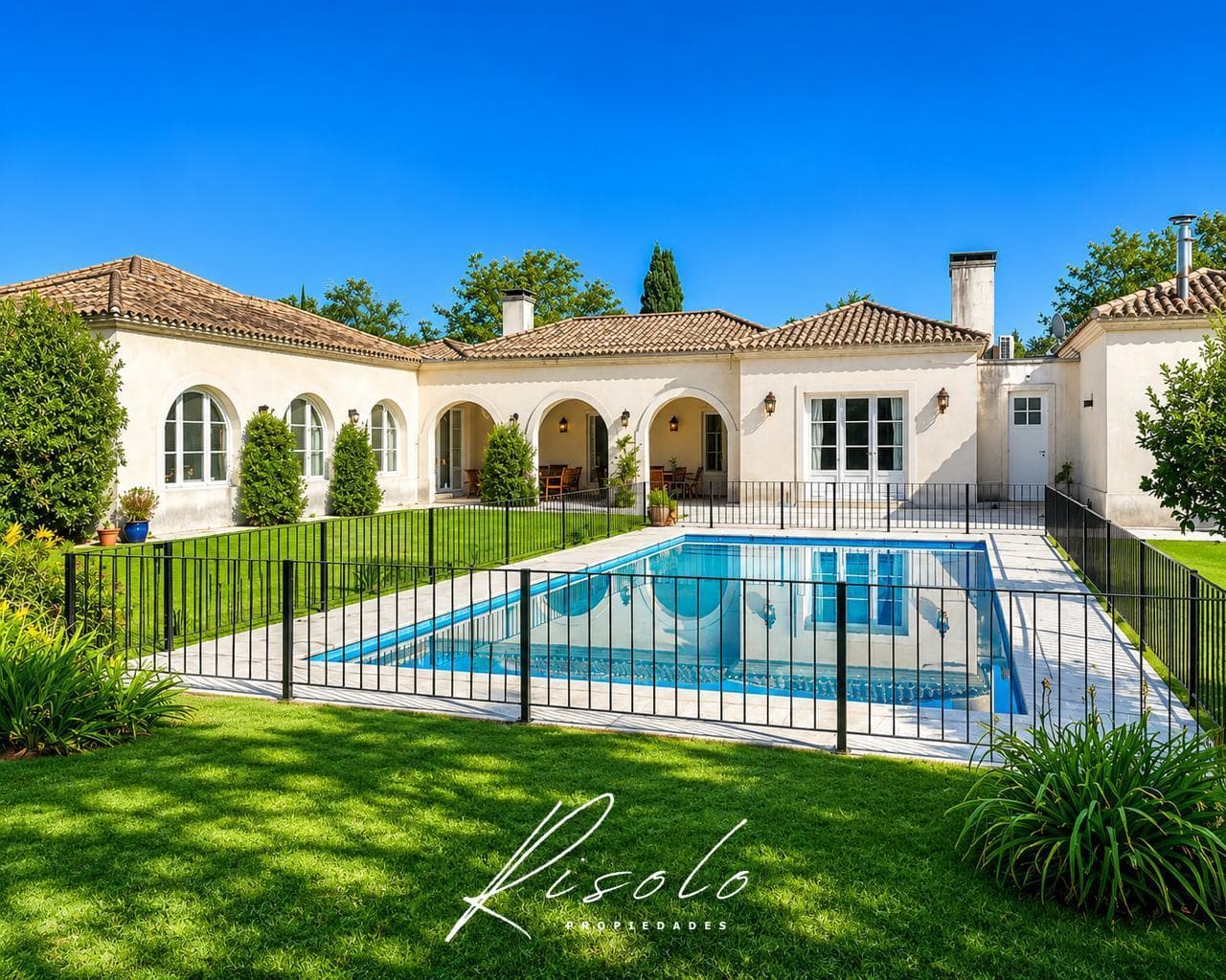 Exclusive Single-Story Home at Martindale Country Club - 2,000 m² Lot, Privacy, Timeless Style