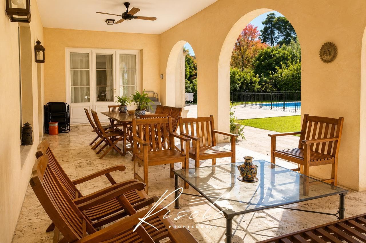 Exclusive Single-Story Home at Martindale Country Club - 2,000 m² Lot, Privacy, Timeless Style