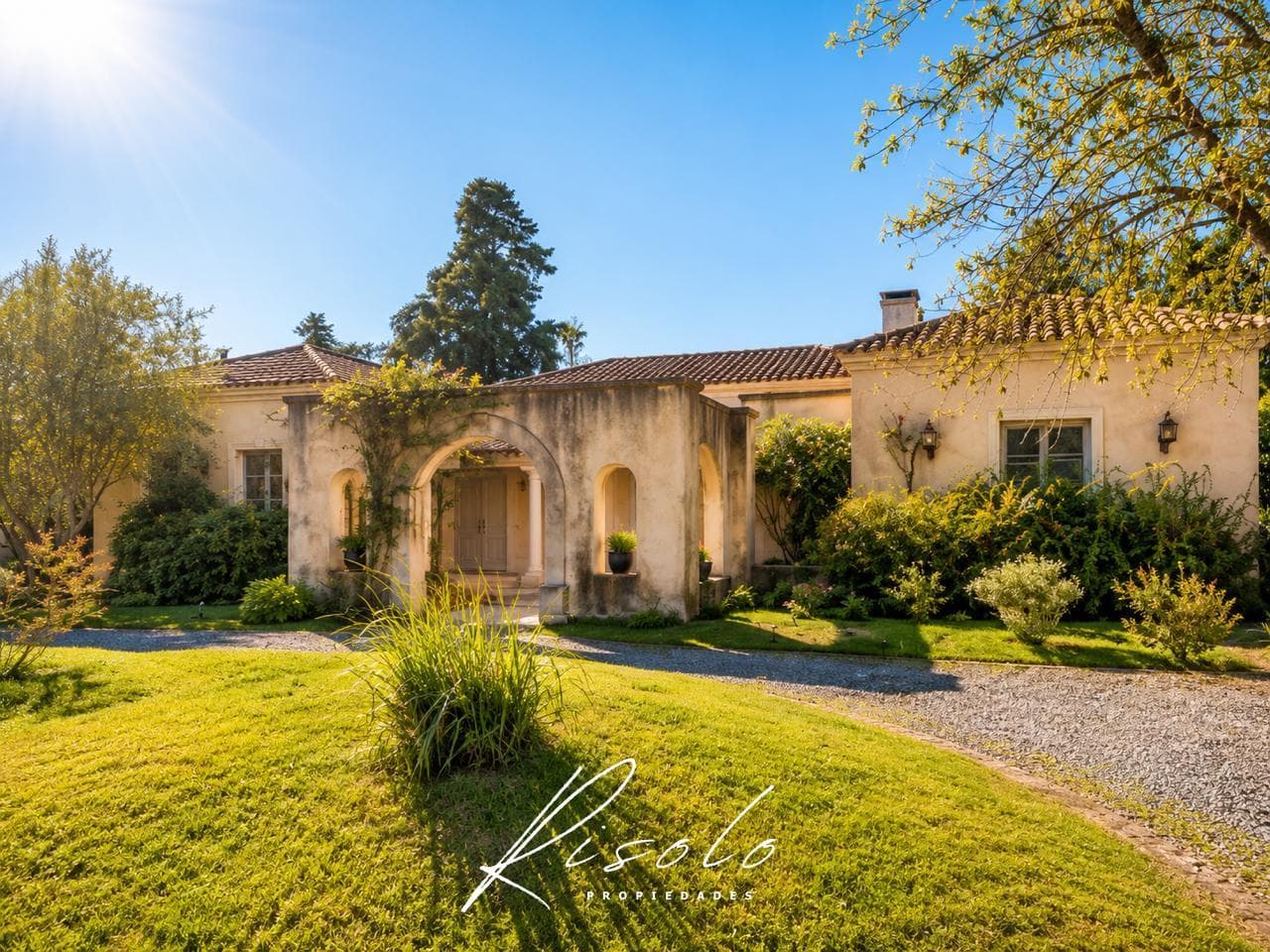 Exclusive Single-Story Home at Martindale Country Club - 2,000 m² Lot, Privacy, Timeless Style