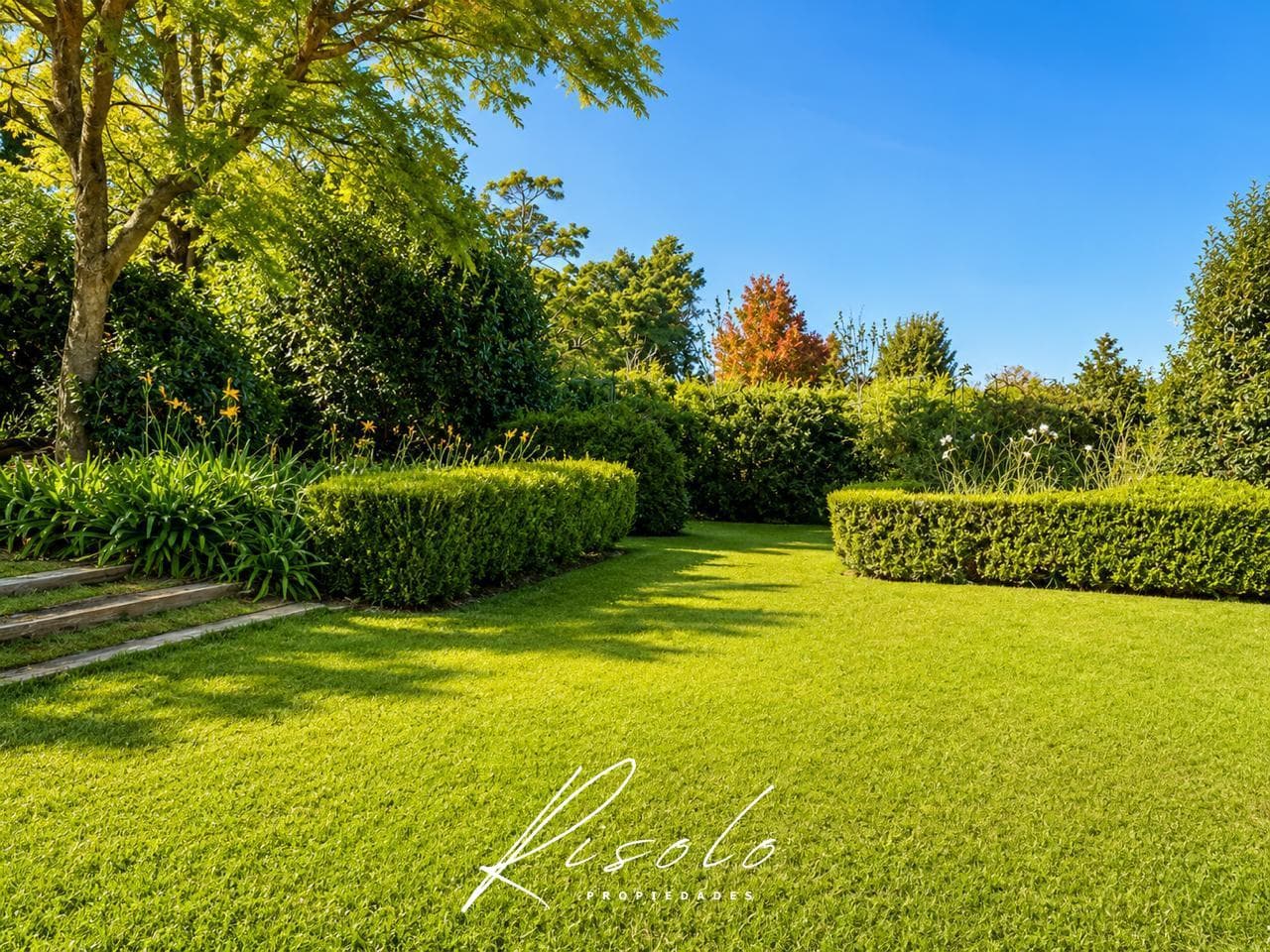 Exclusive Single-Story Home at Martindale Country Club - 2,000 m² Lot, Privacy, Timeless Style