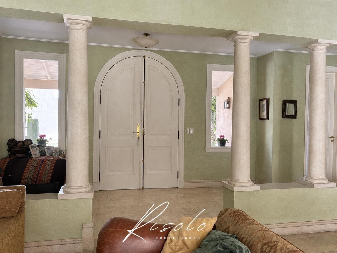 Exclusive Single-Story Home at Martindale Country Club - 2,000 m² Lot, Privacy, Timeless Style