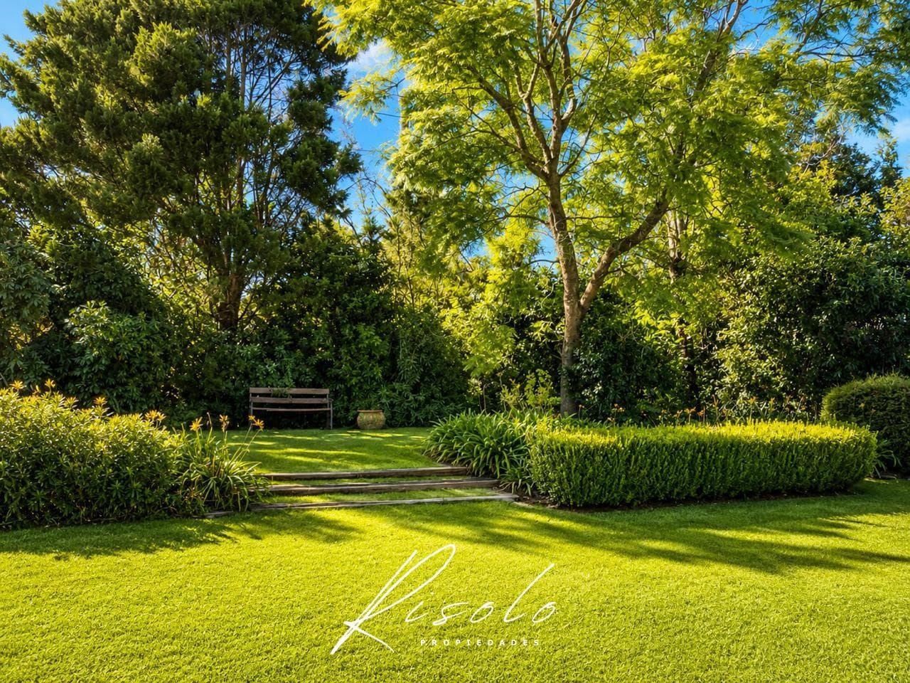 Exclusive Single-Story Home at Martindale Country Club - 2,000 m² Lot, Privacy, Timeless Style
