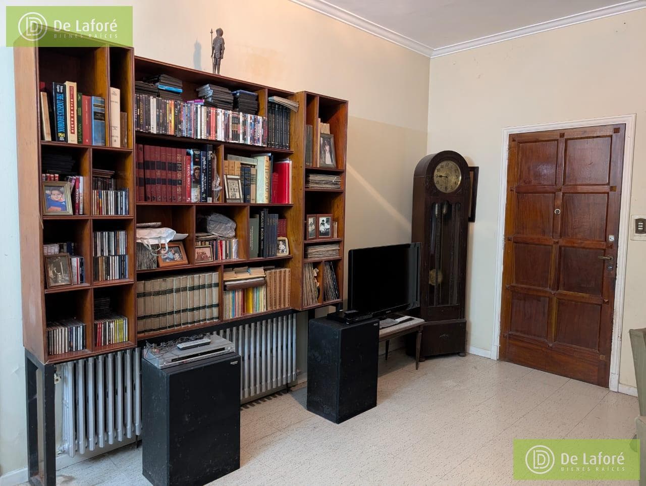 FOR SALE - 4-bedroom house in San Isidro. Features a spacious 312 m2 lot, a garden, and plenty of potential!