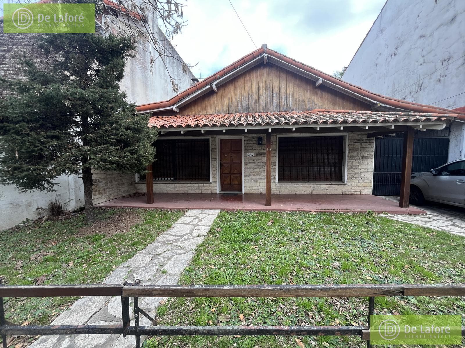 FOR SALE - 4-bedroom house in San Isidro. Features a spacious 312 m2 lot, a garden, and plenty of potential!
