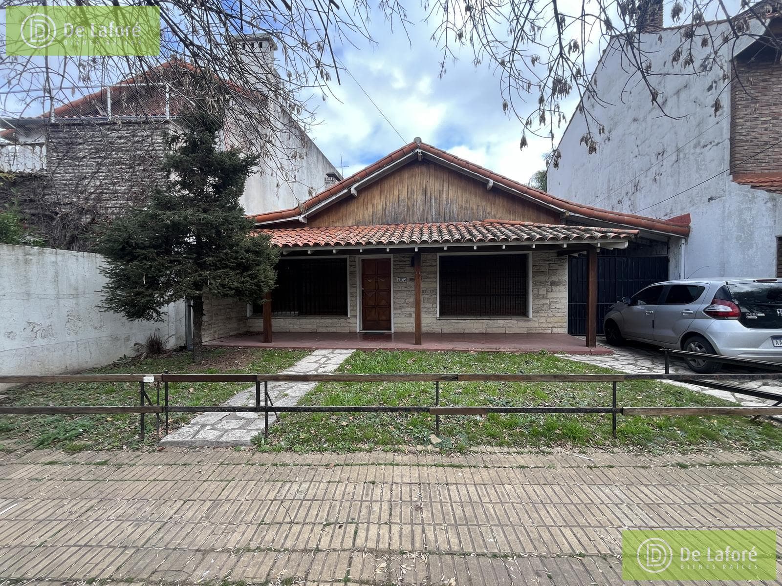 FOR SALE - 4-bedroom house in San Isidro. Features a spacious 312 m2 lot, a garden, and plenty of potential!