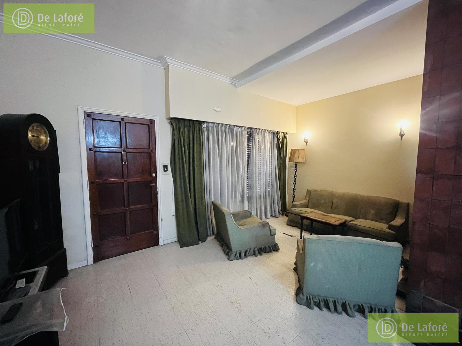 FOR SALE - 4-bedroom house in San Isidro. Features a spacious 312 m2 lot, a garden, and plenty of potential!