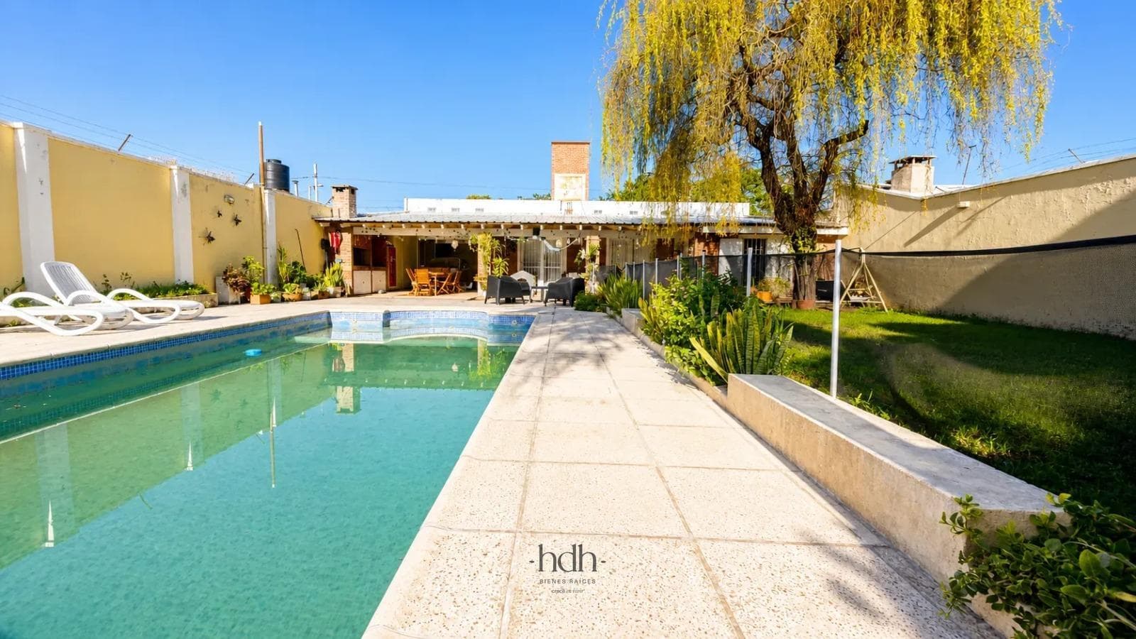 House for sale: 3 bedrooms, 2 bathrooms, with a pool