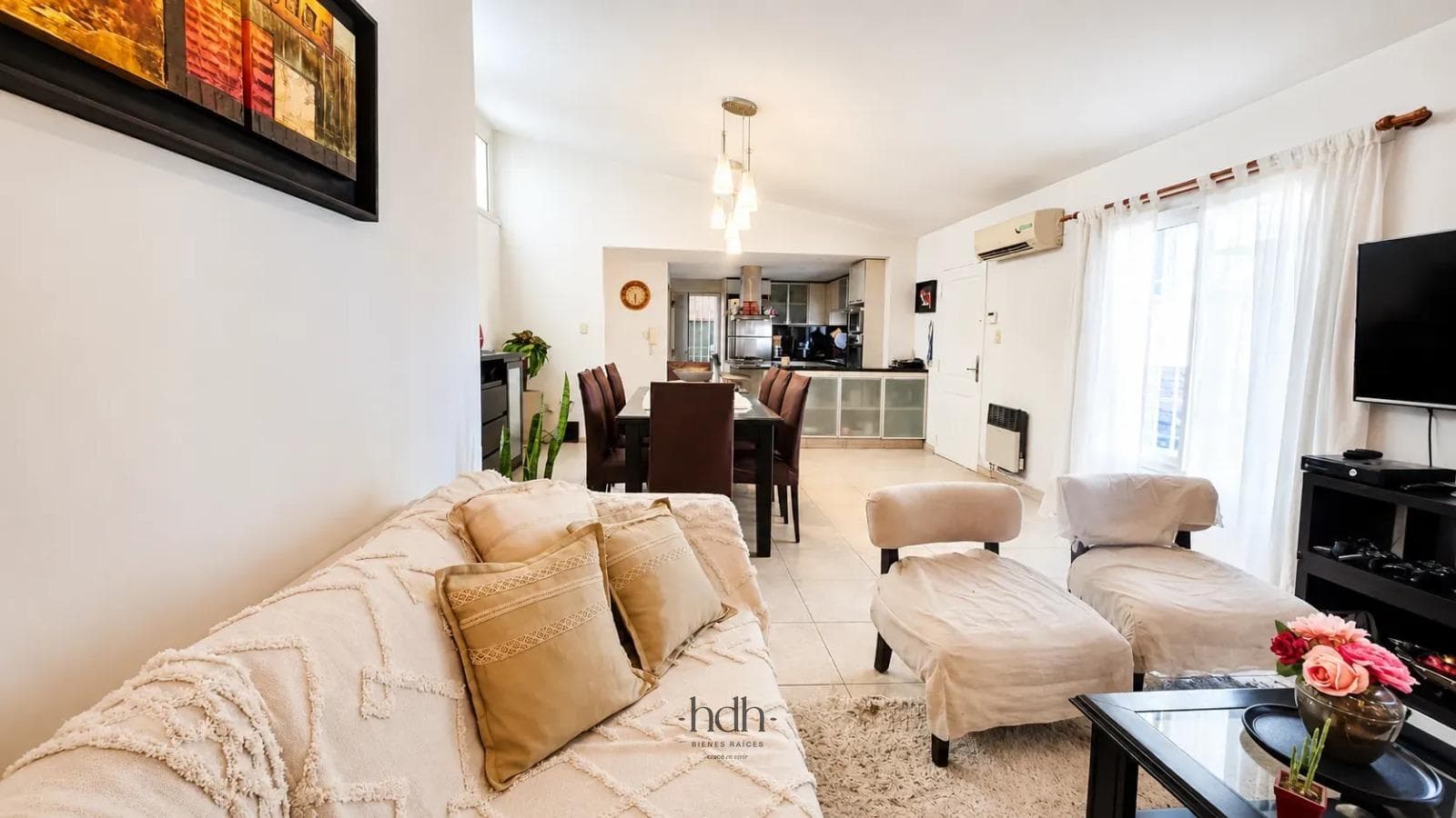 House for sale: 3 bedrooms, 2 bathrooms, with a pool