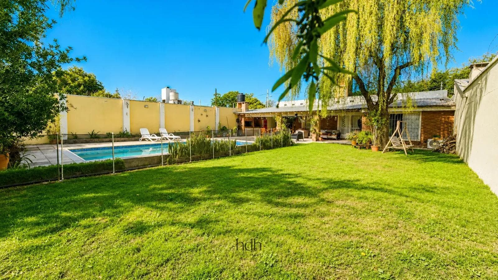 House for sale: 3 bedrooms, 2 bathrooms, with a pool