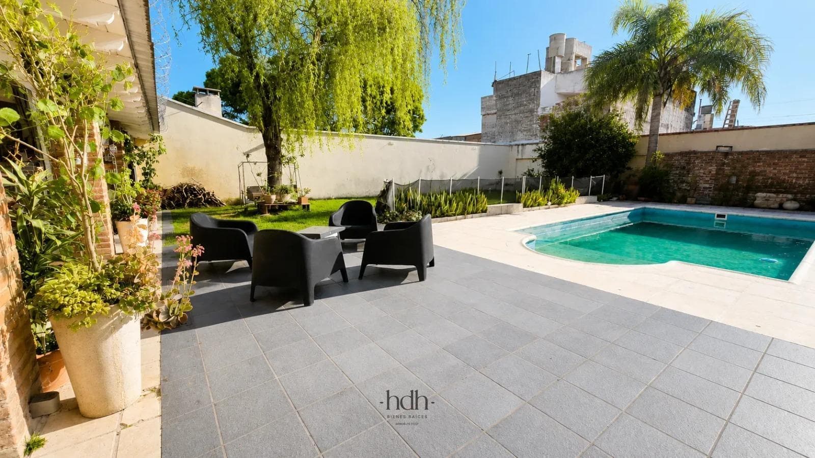 House for sale: 3 bedrooms, 2 bathrooms, with a pool