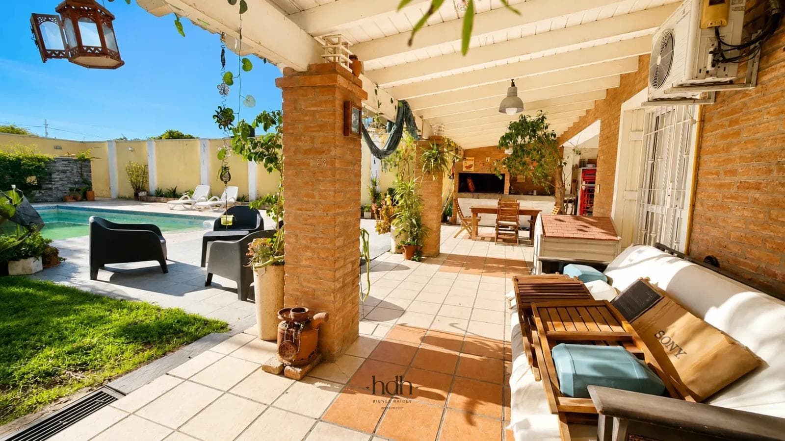 House for sale: 3 bedrooms, 2 bathrooms, with a pool