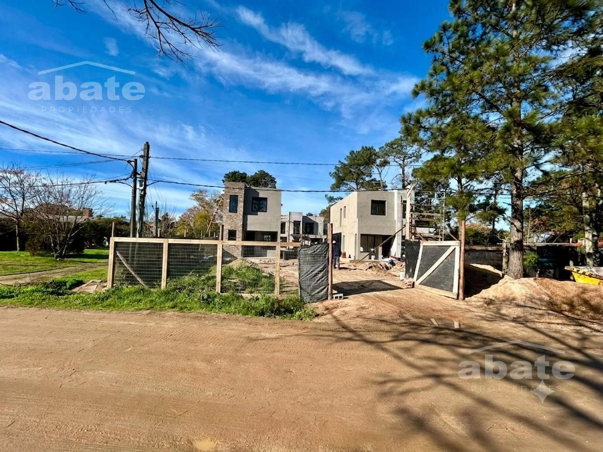 Brand-new 3-bedroom house for sale near Av. de los Médanos, Lomas de Solymar