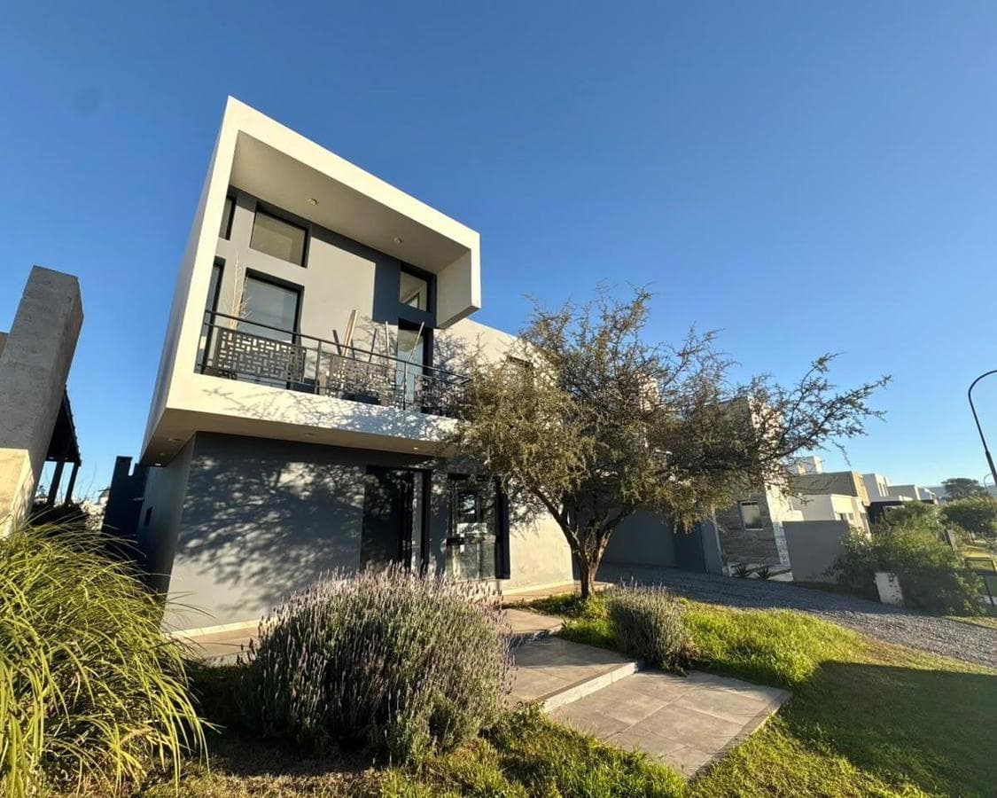 3-BEDROOM HOUSE FOR SALE IN LAS CAÑITAS, A PRIVATE NEIGHBORHOOD IN MÁLAGA