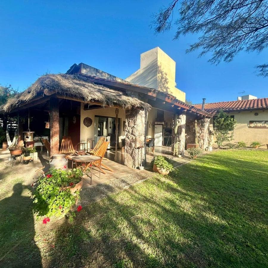 4-BEDROOM HOUSE FOR SALE IN CALICANTO, VILLA WARCALDE, CORDOBA