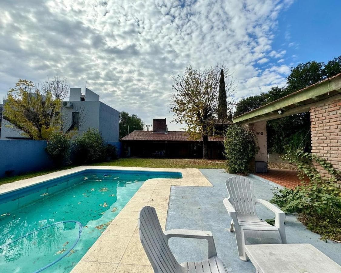 HOUSE FOR SALE: 3-BEDROOM VILLA IN WARCALDE WITH BARBECUE AREA AND POOL
