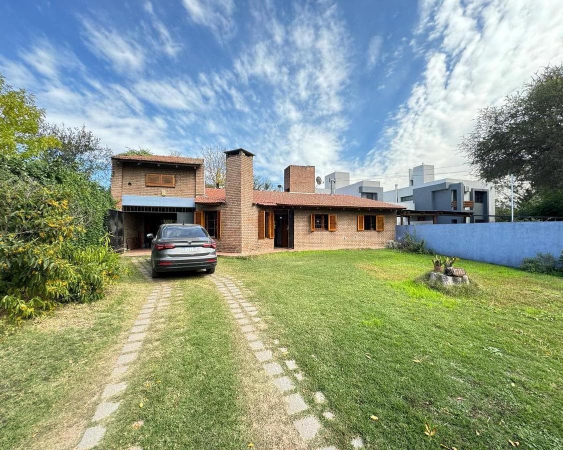 HOUSE FOR SALE: 3-BEDROOM VILLA IN WARCALDE WITH BARBECUE AREA AND POOL