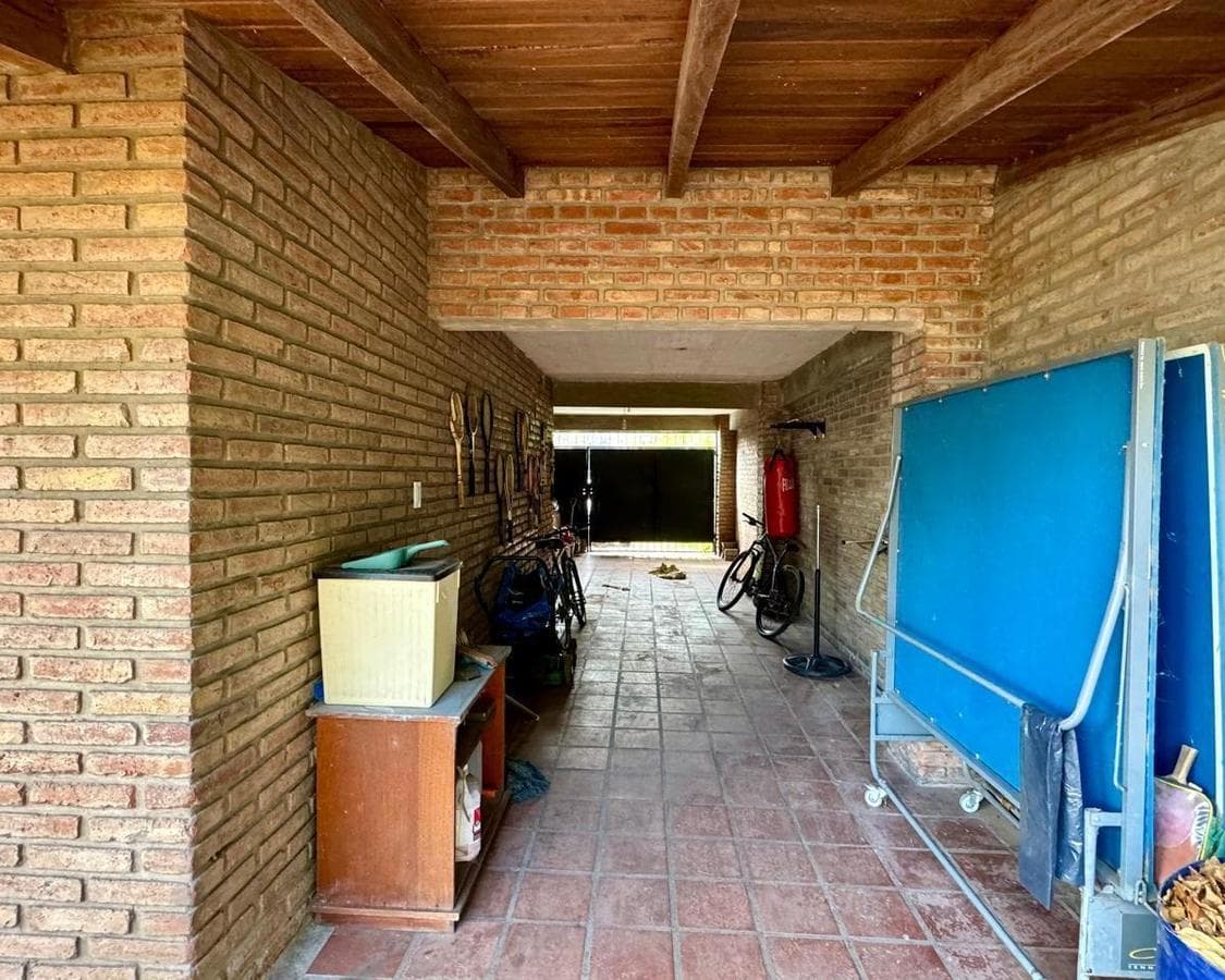 HOUSE FOR SALE: 3-BEDROOM VILLA IN WARCALDE WITH BARBECUE AREA AND POOL