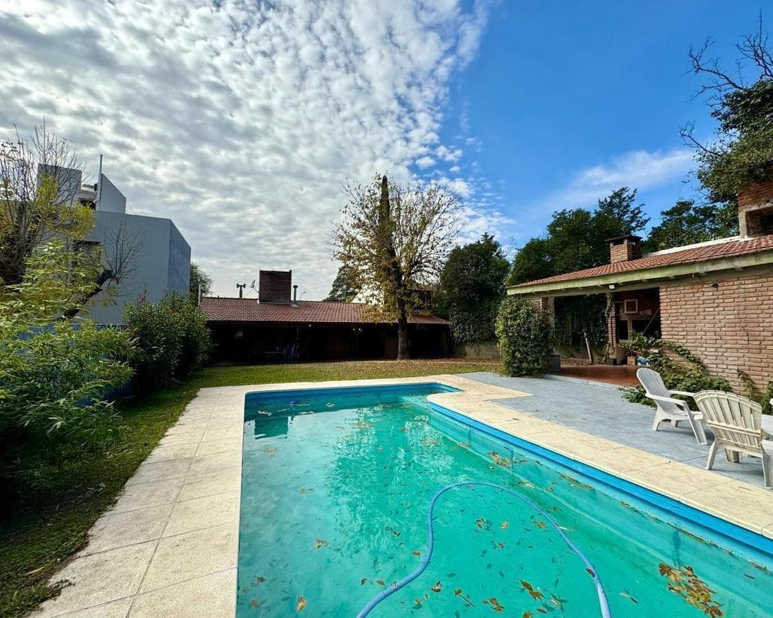 HOUSE FOR SALE: 3-BEDROOM VILLA IN WARCALDE WITH BARBECUE AREA AND POOL