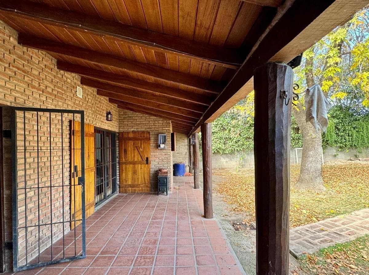 HOUSE FOR SALE: 3-BEDROOM VILLA IN WARCALDE WITH BARBECUE AREA AND POOL
