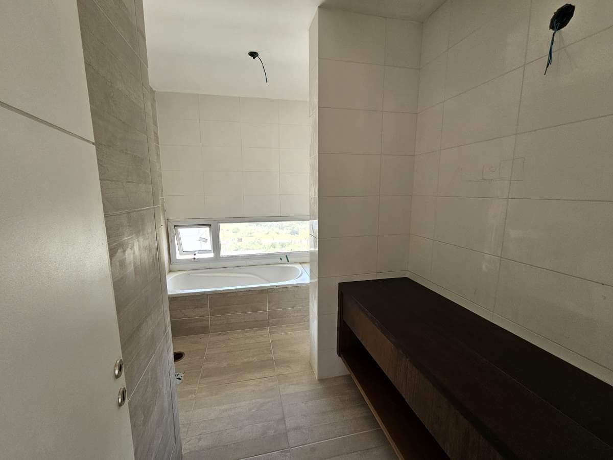 4-BEDROOM HOUSE WITH A SWIMMING POOL FOR SALE IN VILLA CARLOS PAZ