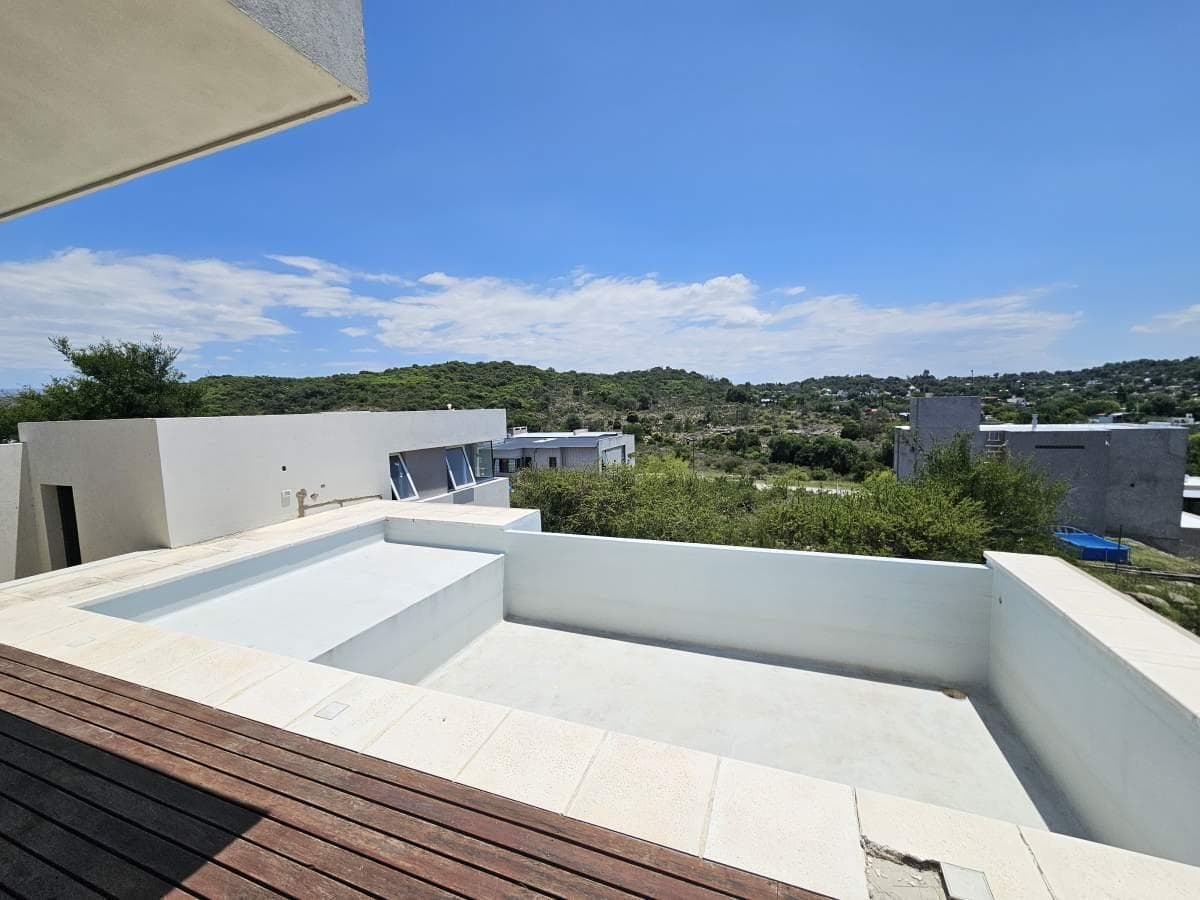 4-BEDROOM HOUSE WITH A SWIMMING POOL FOR SALE IN VILLA CARLOS PAZ
