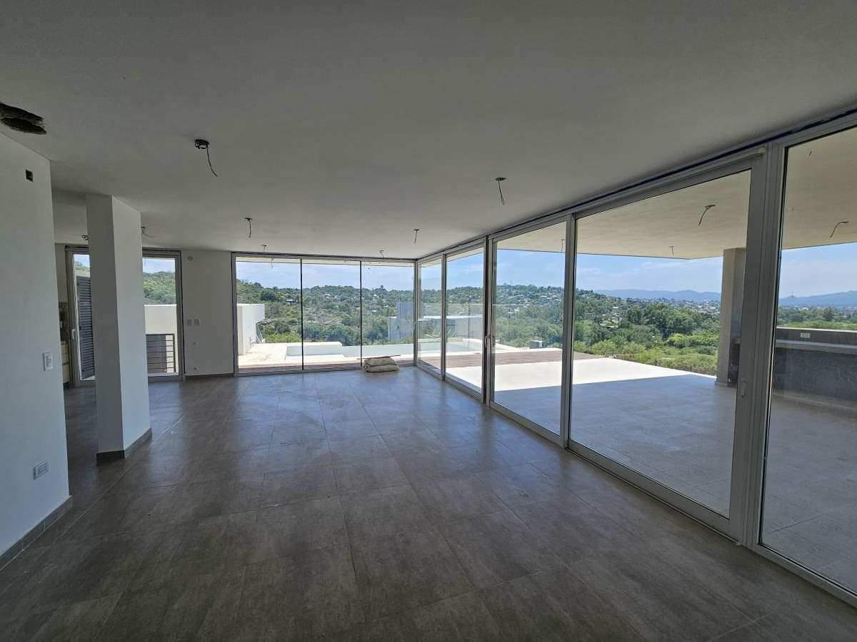4-BEDROOM HOUSE WITH A SWIMMING POOL FOR SALE IN VILLA CARLOS PAZ