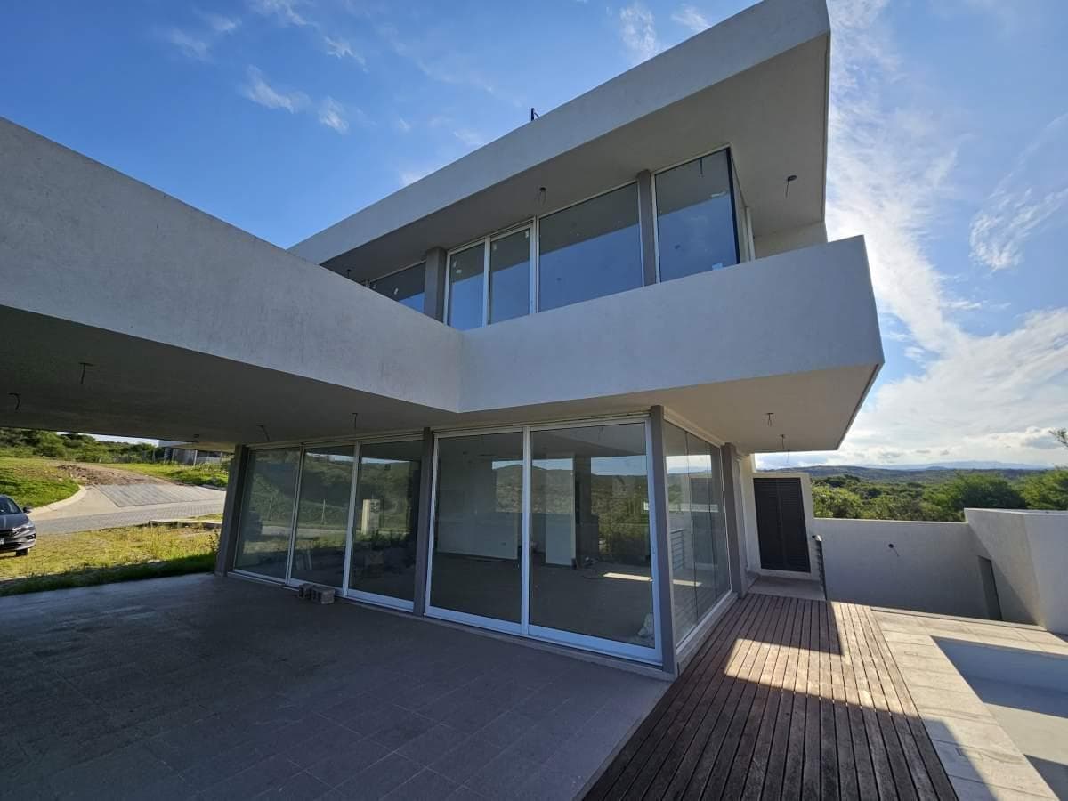 4-BEDROOM HOUSE WITH A SWIMMING POOL FOR SALE IN VILLA CARLOS PAZ