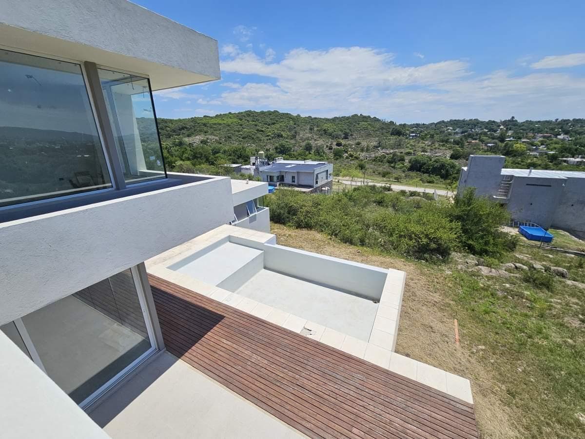 4-BEDROOM HOUSE WITH A SWIMMING POOL FOR SALE IN VILLA CARLOS PAZ