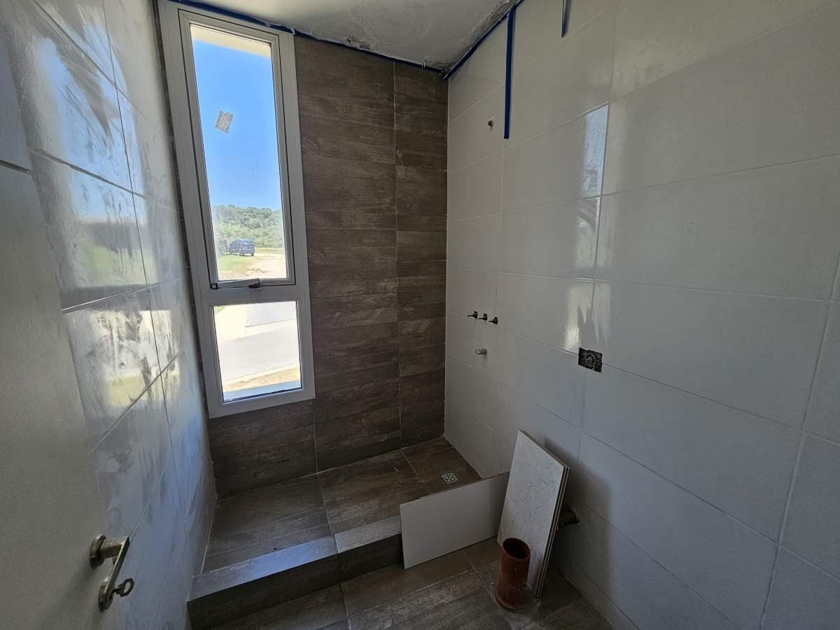 4-BEDROOM HOUSE WITH A SWIMMING POOL FOR SALE IN VILLA CARLOS PAZ