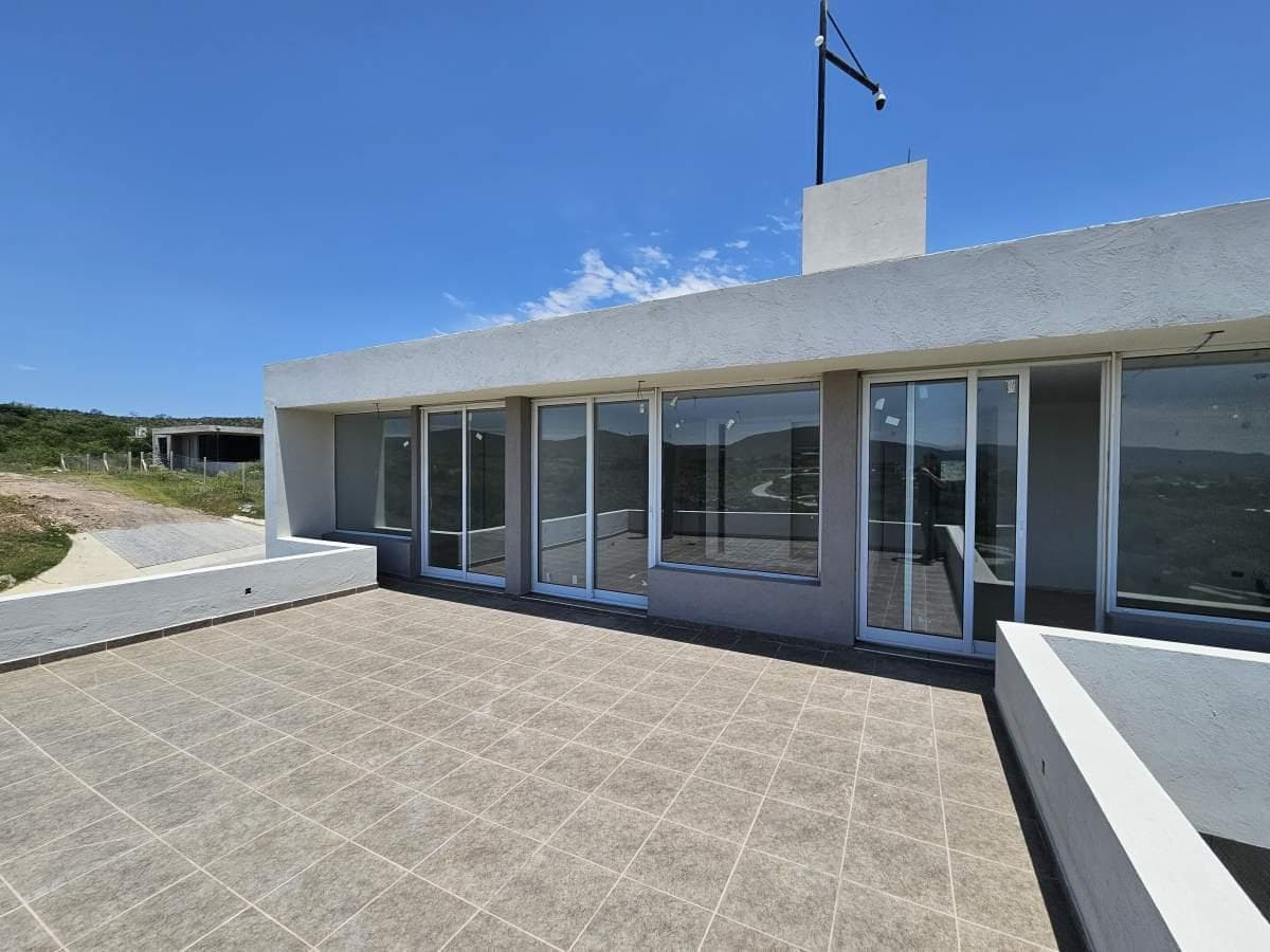 4-BEDROOM HOUSE WITH A SWIMMING POOL FOR SALE IN VILLA CARLOS PAZ