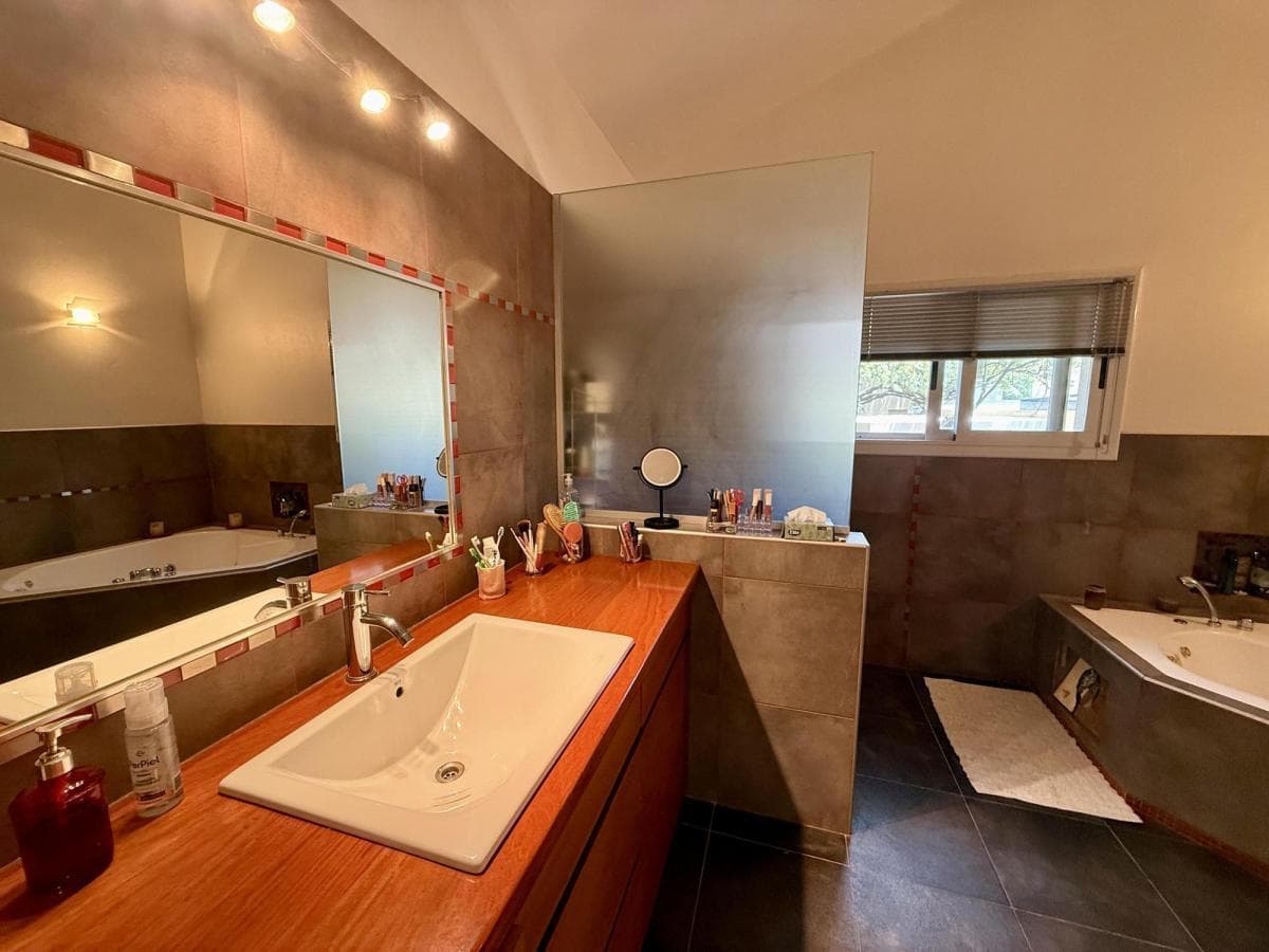 4-Bedroom House for Sale in Country La Rufina