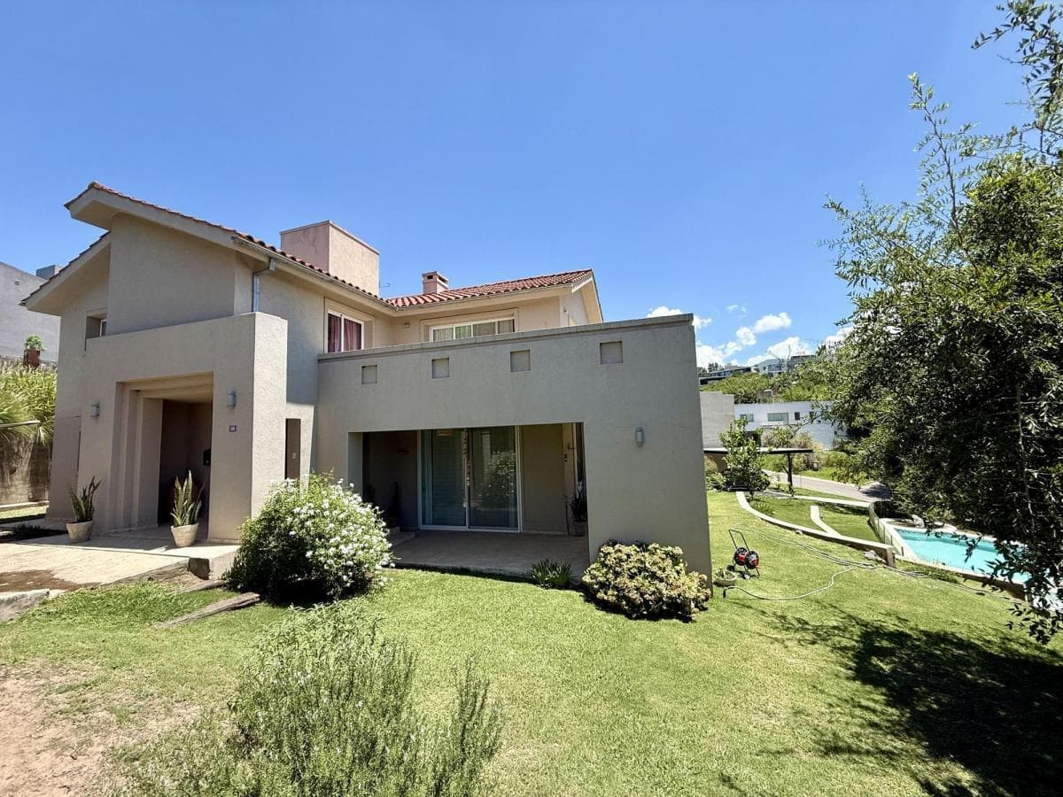 4-Bedroom House for Sale in Country La Rufina