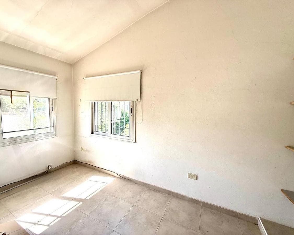 5-BEDROOM HOUSE IN VILLA BELGRANO WITH SWIMMING POOL AND ENCLOSED BARBECUE AREA