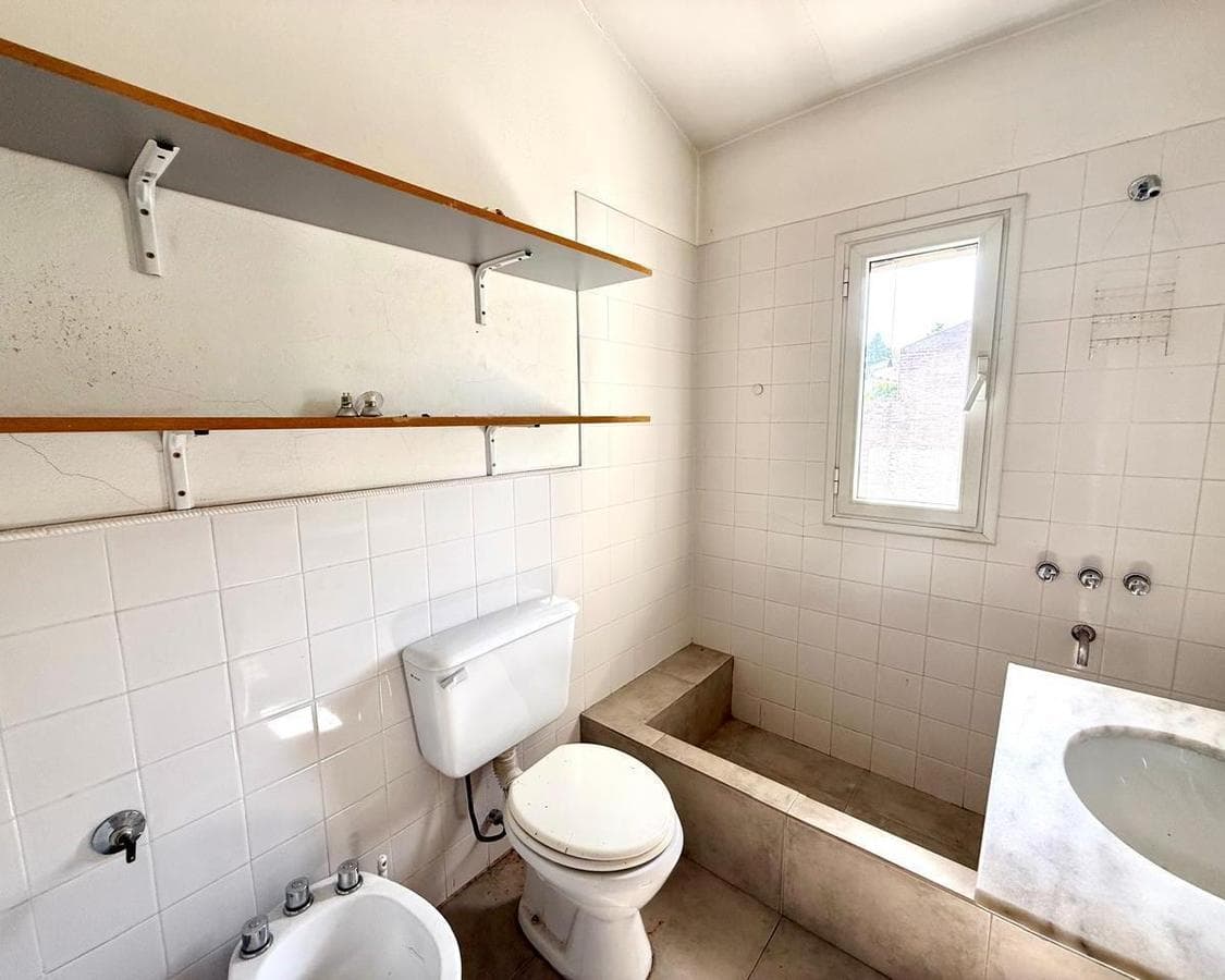 5-BEDROOM HOUSE IN VILLA BELGRANO WITH SWIMMING POOL AND ENCLOSED BARBECUE AREA