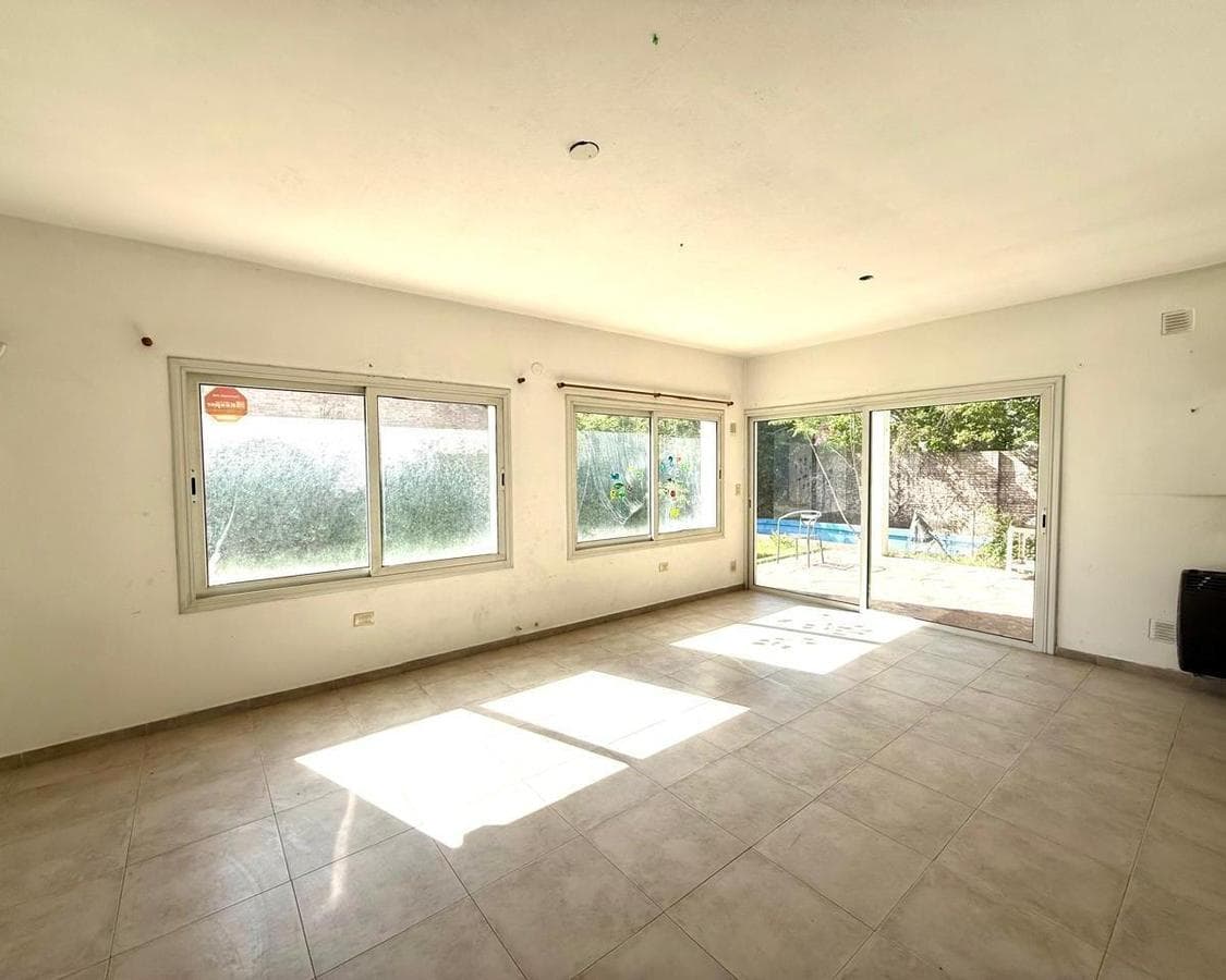5-BEDROOM HOUSE IN VILLA BELGRANO WITH SWIMMING POOL AND ENCLOSED BARBECUE AREA