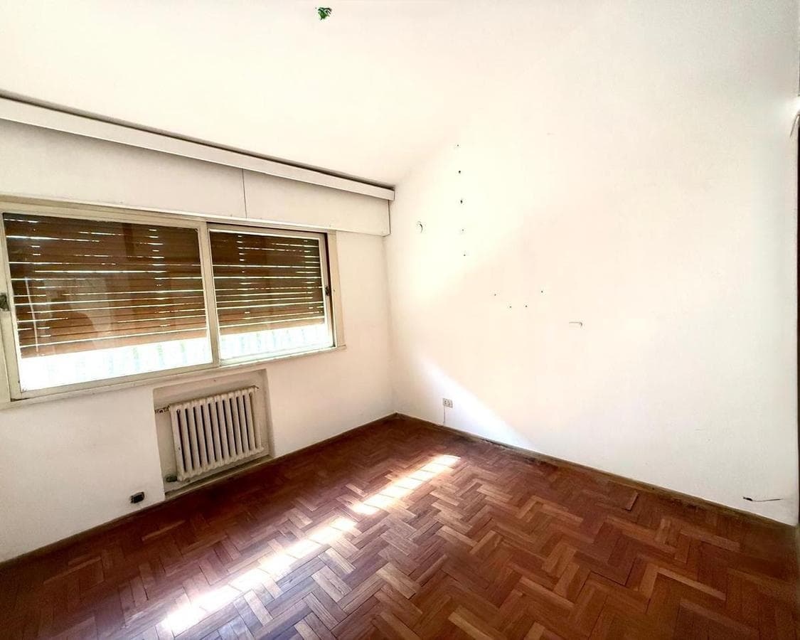 5-BEDROOM HOUSE IN VILLA BELGRANO WITH SWIMMING POOL AND ENCLOSED BARBECUE AREA