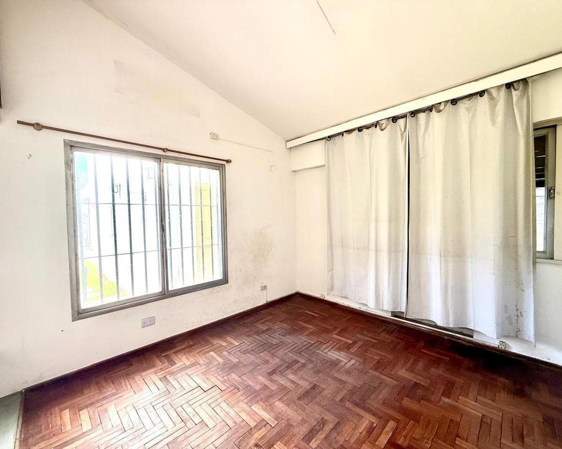 5-BEDROOM HOUSE IN VILLA BELGRANO WITH SWIMMING POOL AND ENCLOSED BARBECUE AREA