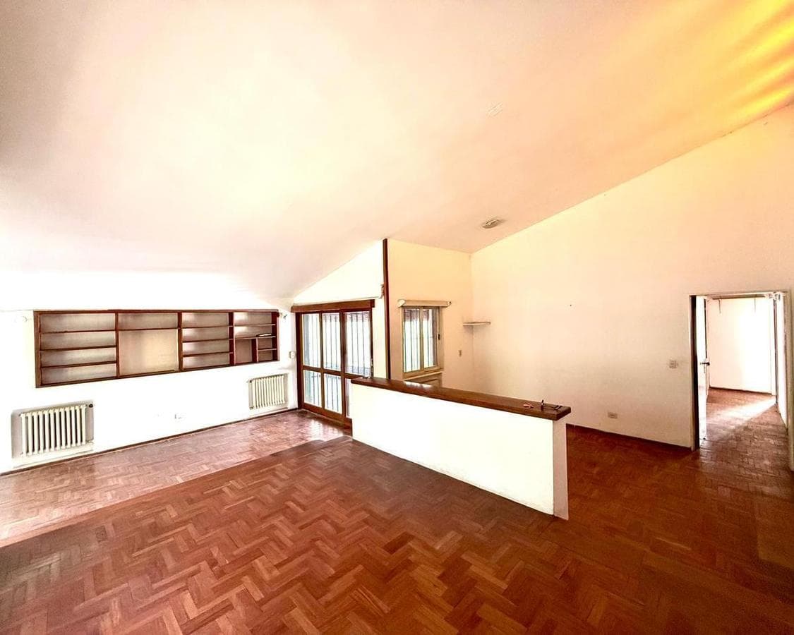 5-BEDROOM HOUSE IN VILLA BELGRANO WITH SWIMMING POOL AND ENCLOSED BARBECUE AREA