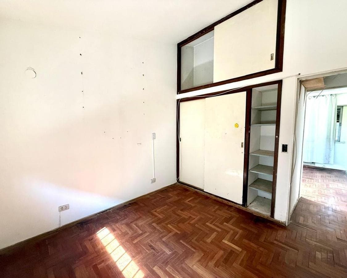 5-BEDROOM HOUSE IN VILLA BELGRANO WITH SWIMMING POOL AND ENCLOSED BARBECUE AREA