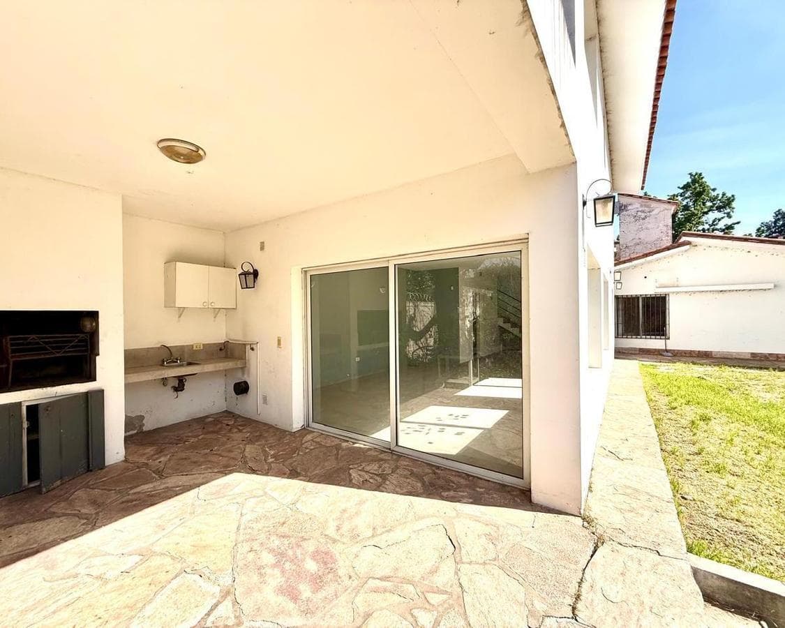 5-BEDROOM HOUSE IN VILLA BELGRANO WITH SWIMMING POOL AND ENCLOSED BARBECUE AREA
