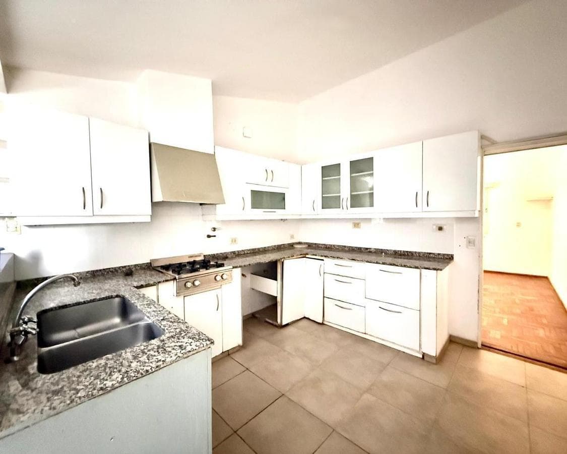 5-BEDROOM HOUSE IN VILLA BELGRANO WITH SWIMMING POOL AND ENCLOSED BARBECUE AREA