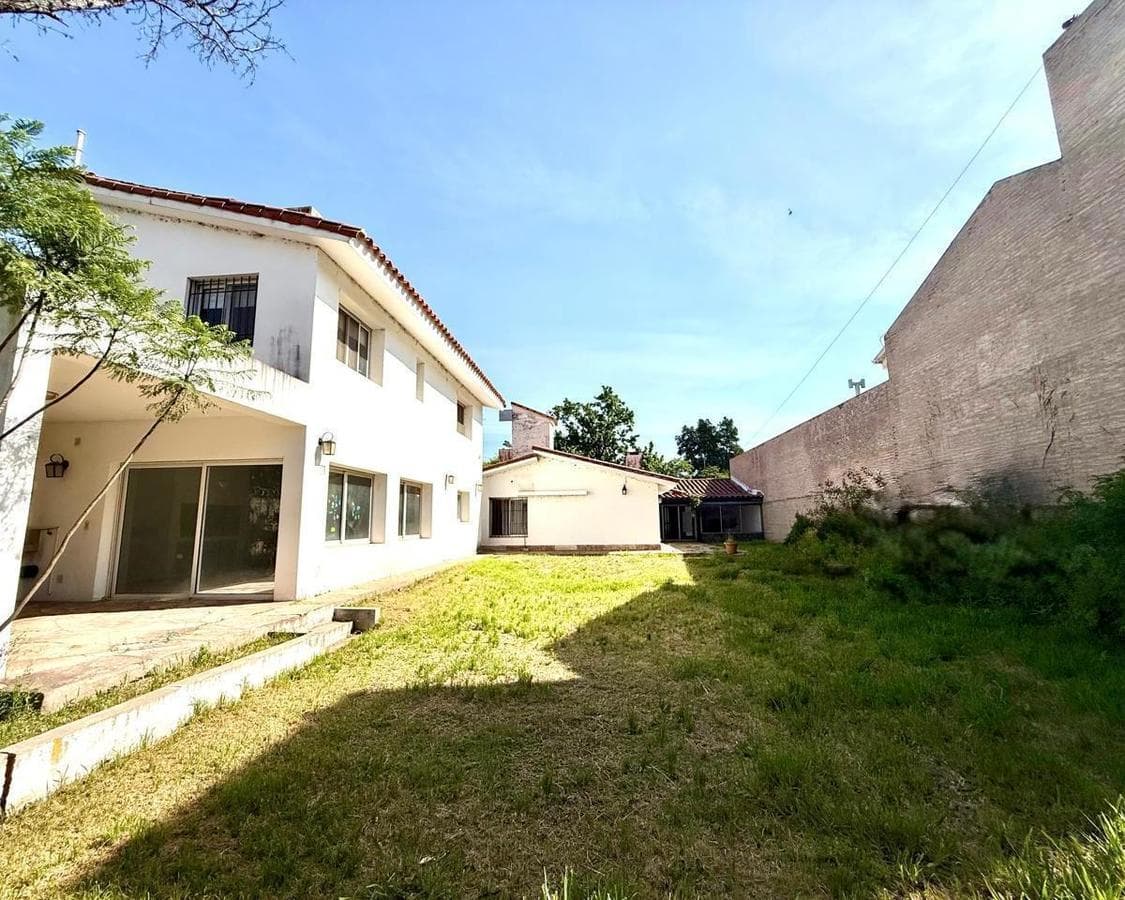 5-BEDROOM HOUSE IN VILLA BELGRANO WITH SWIMMING POOL AND ENCLOSED BARBECUE AREA