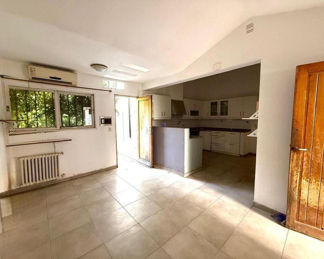 5-BEDROOM HOUSE IN VILLA BELGRANO WITH SWIMMING POOL AND ENCLOSED BARBECUE AREA