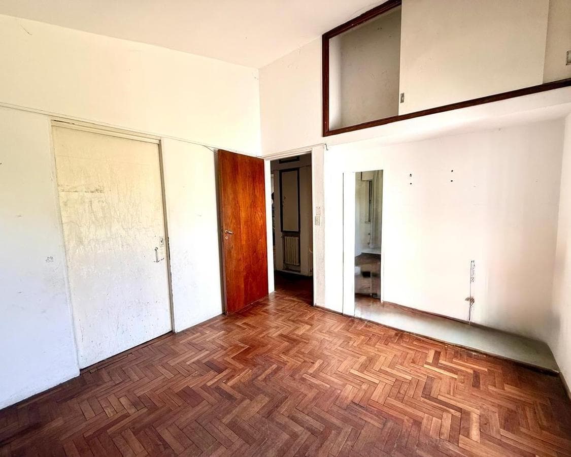 5-BEDROOM HOUSE IN VILLA BELGRANO WITH SWIMMING POOL AND ENCLOSED BARBECUE AREA