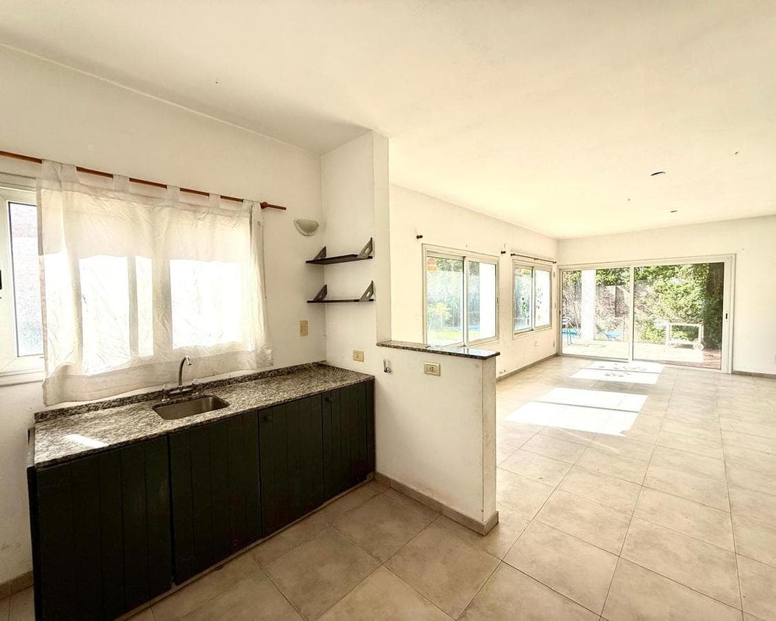 5-BEDROOM HOUSE IN VILLA BELGRANO WITH SWIMMING POOL AND ENCLOSED BARBECUE AREA