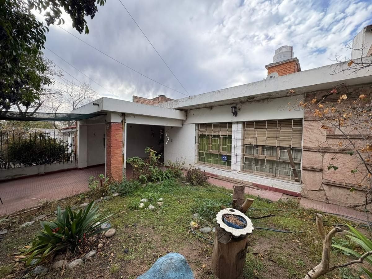 HOUSE FOR SALE IN NEED OF RENOVATION: 3 BEDROOMS, SINGLE STORY, QUEBRADA DE LAS ROSAS