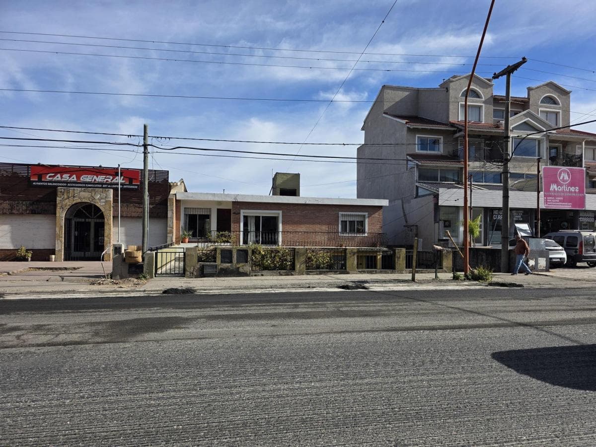 HOUSE FOR SALE: 3 BEDROOMS, 2 APARTMENTS IN VILLA CARLOS PAZ