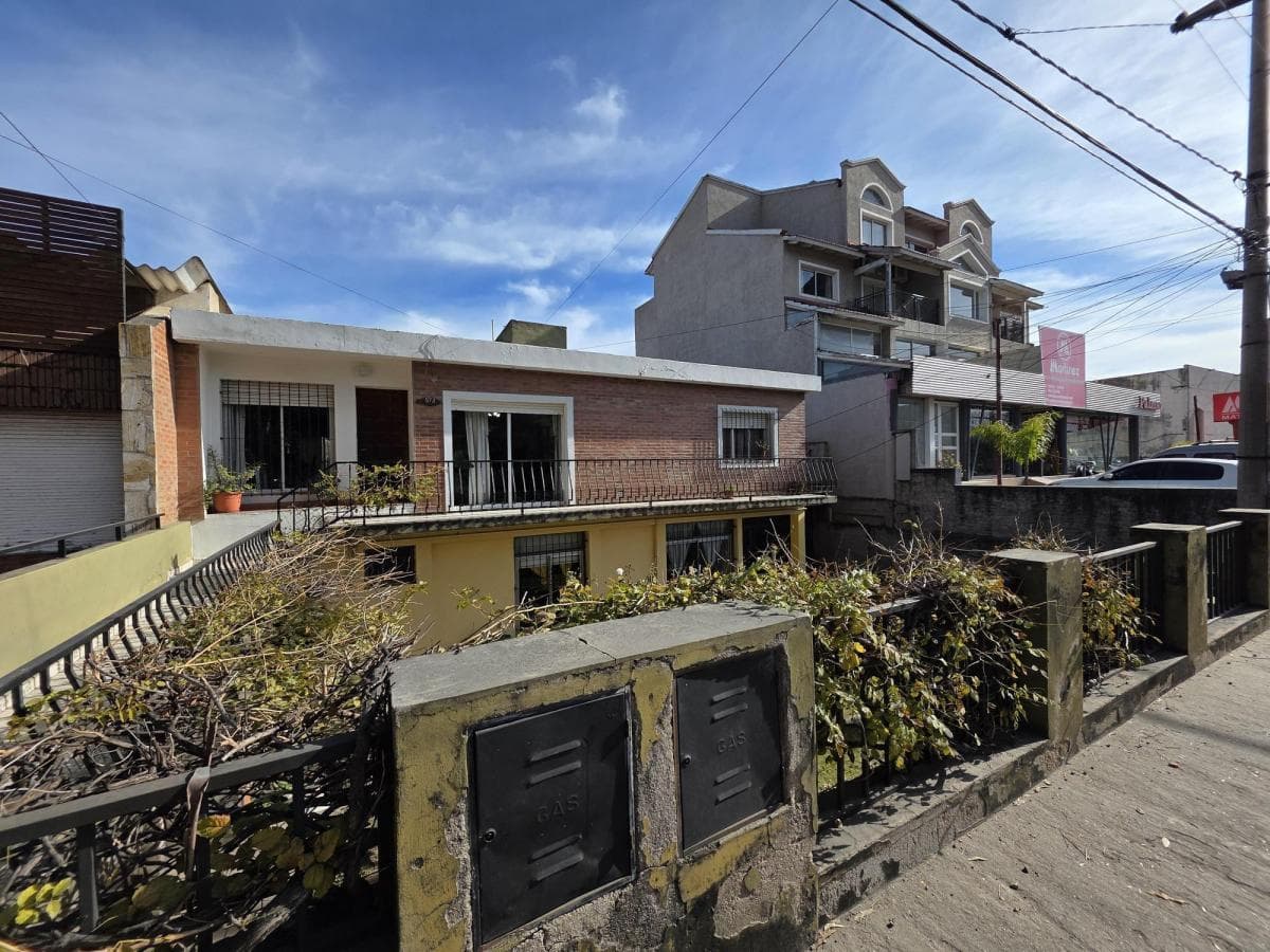 HOUSE FOR SALE: 3 BEDROOMS, 2 APARTMENTS IN VILLA CARLOS PAZ