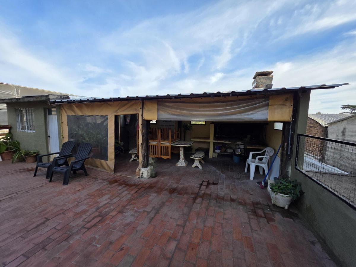 HOUSE FOR SALE: 3 BEDROOMS, 2 APARTMENTS IN VILLA CARLOS PAZ