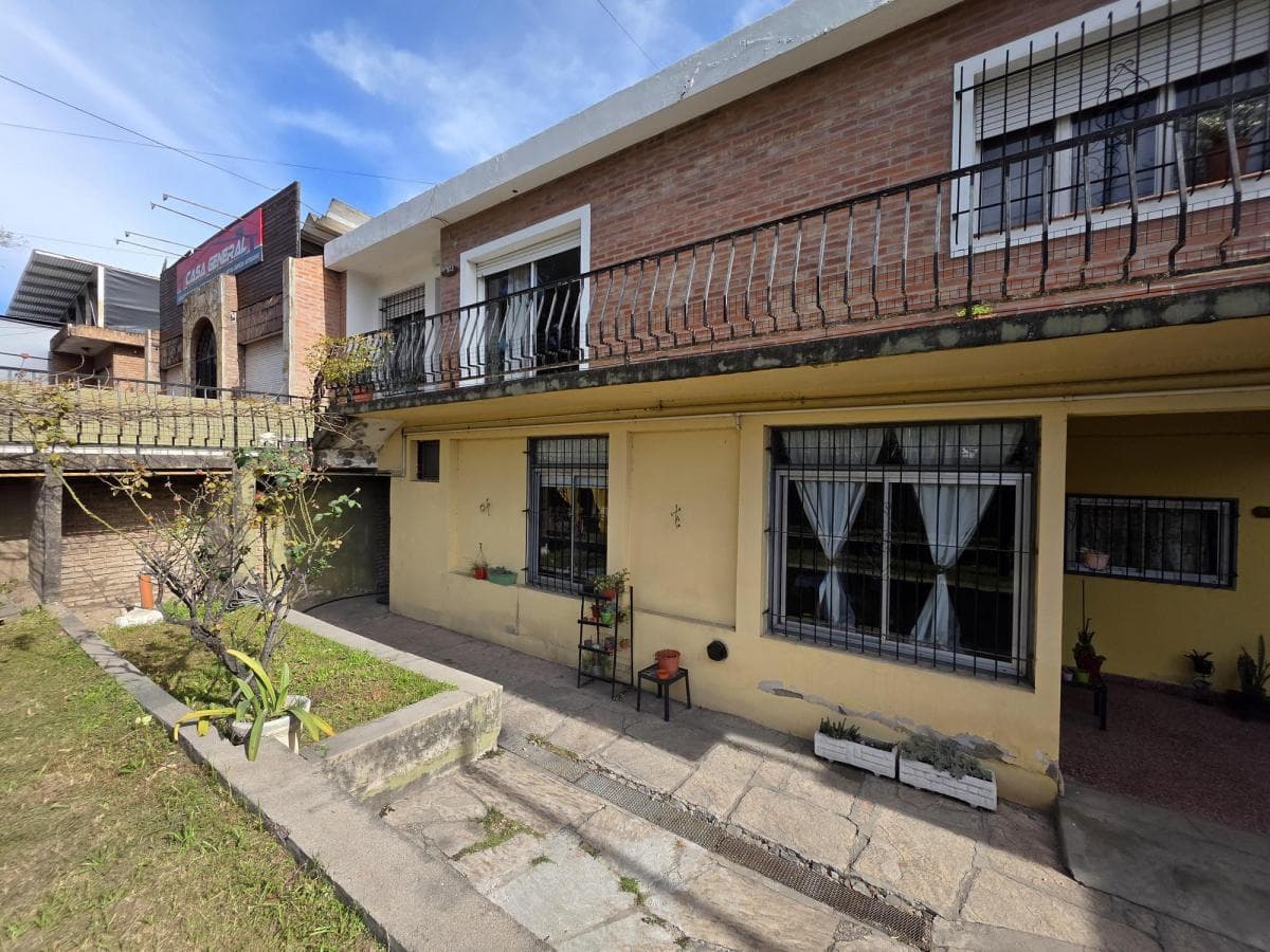 HOUSE FOR SALE: 3 BEDROOMS, 2 APARTMENTS IN VILLA CARLOS PAZ